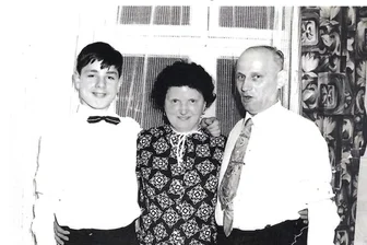 Wie Heimkind Hans-Jürgen per Flaschenpost eine Familie fand - Hans-Jürgen Barth mit seinen Pflegeeltern.