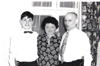 Wie Heimkind Hans-Jürgen per Flaschenpost eine Familie fand - Hans-Jürgen Barth mit seinen Pflegeeltern.