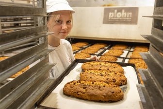 Wie heiß ist das denn? Erzgebirger backen die ersten Stollen - Lotte Schneider zählt zu den zehn Auszubildenden bei den Annaberger Backwaren. Sie gibt zu: Weihnachtsstimmung kommt bei ihr am ersten Stollenbacktag Mitte August nicht auf. Aber in der großen Produktionshalle riecht es nun nach Weihnachten. Da sind sich alle Mitarbeiter der Schicht an diesem Tag einig.