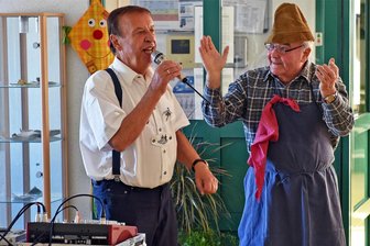 Wie heißt das erzgebirgische Mundartwort 2023? - Eckhard Schmiedel aus Bärenstein (l.) und Gert Weigelt aus Mauersberg, alias Schuster-Ernst, sind seit 30 Jahren gemeinsam auf Tour. Sie tragen zum Erhalt der erzgebirgischer Mundart bei.