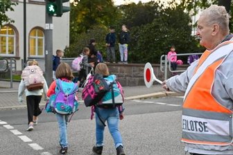 Wie Helfer Schulweg für Abc-Schützen sicher machen - Schülerlotse Gunter Landgraf ist derzeit vor der Goethe-Grundschule in Aktion.