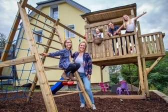 Wie Hoffnung und Hilfe Angst und Sorgen vertreiben können - Unbeschwerte Freude nach Sorge und Angst: Alena Riedel (5, Mitte), ihre Schwestern Samira (11) und Marilén (8) sowie ihre Eltern Sandra und Andre Riedel in der neuen Spieloase, die dank eines Sponsors von der Firma Lesch aus Grünberg und Helfern errichtet wurde. 