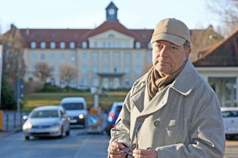 Wie ich mit Herzinfarkt in die Orthopädie-Notaufnahme geschickt wurde – und was das Zwickauer HBK ein Jahr später dazu sagt - Torsten Kohlschein vor dem Heinrich-Braun-Klinikum in Zwickau. Vor einem Jahr wurde er erst nach einem Umweg fachgerecht behandelt.