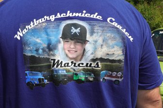 Wie im Erzgebirge der Wunsch eines tödlich verunglückten Jungen erfüllt wird - In Erinnerung an ihren Sohn Marcus tragen die Eltern T-Shirts, die ein Bild Marcus’ zwischen Oldtimern zeigen.