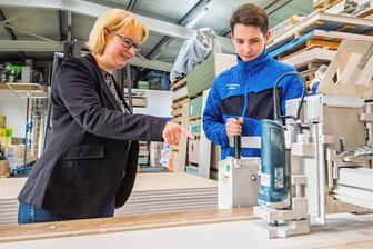 Wie im Erzgebirge Praktika und Ferienjobs zum Traumberuf führen - Azubi Florian Noack lernt bei der Trockenbau Wäntig GmbH in Schneeberg seinen Traumberuf. Das Foto zeigt ihn mit Geschäftsführerin Stefanie Wäntig beim Fräsen von Formteilen. 