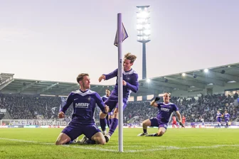 Wie im Hinspiel: Aue-Profi Fallmann will es gegen Rot-Weiss Essen wieder tun - Pascal Fallmann (vorn links) bejubelt im Heimspiel gegen Essen sein erstes Drittligator. Mika Clausen und MirnesPepic (rechts) sind die ersten Gratulanten.