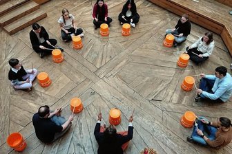 Wie im Kirchberger Gymnasium Wissen zu mehr Toleranz führen soll - Trommelworkshops gehörten zum Tag der Toleranz am Christoph-Graupner-Gymnasium. Immerhin verbindet Musik die Menschen - ohne Ansicht von Hautfarbe, Religion oder sexueller Orientierung. Foto: Sara Thiel