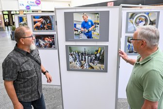 Wie in Chemnitz gearbeitet wird: Fotografen zeigen Handfestes im Hauptbahnhof - Andreas Seifert (links) und Klaus Ruttloff sind stolz auf ihr Ergebnis. Von der Konzeption bis zur Schau verging über ein Jahr.