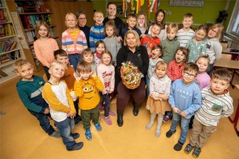 Wie in der DDR: Warum sich Plauens kleinste Grundschule für ihre Klassen Patenbetriebe gesucht hat - Was hat den Heike Valtin (Mitte) da für die 24 Schüler der 1. Klasse im Gepäck? In ihrem Weihnachtskörbchen befindet sich nicht nur Schokolade, sondern auch in Folie eingepackte Wienerwurst.