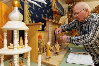 Wie in der Hutzenstub - Geyers Schnitzer erwarten 60.000. Gast - Joachim Hirsch bei den Vorbereitungen für die Weihnachtsausstellung im Schnitzerheim von Geyer. Sie wird am Sonntag eröffnet.