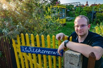 Wie in einem Dresdner Schrebergarten Demokratie gelebt wird - Der aus Chemnitz stammende Gärtner und Dresdner Stadtrat Christopher Colditz am gelben Tor seines Gemeinschaftsgartens.