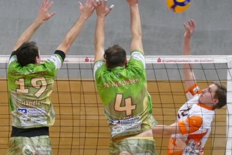 Wie in einem schlechten Film - Gegen den Bad Dübener Block - in dieser Szene gestellt von Jens Andrä (Nummer 4) und Lukas Händler (Nummer 19) - hatten es Kapitän Jan Riedel (r.) und seine Zschopauer Teamkollegen schwer.