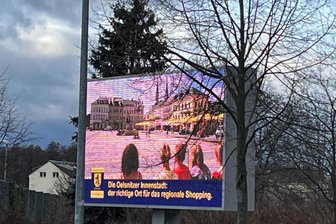 Wie in Oelsnitz: Adorfer Gewerbevereins-Chef hätte gern LED-Werbung - Die LED-Wand an der B 92 in Oelsnitz. Adorfs Gewerbevereinschef könnte sich solche Anlagen für seine Stadt vorstellen.