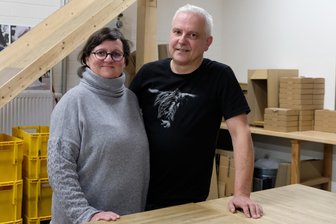 Wie in Reichenbach das vogtländische „Kließ-Säck‘l“ gestrickt und gebügelt wird - Antje und Mario Bochmann betreiben den Onlineshop „Landshop24“. Sie produzieren und verkaufen den „Kließ-Sack‘l“.