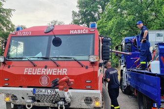 Wie in Reichenbach in Sachen Sicherheit ein Rädchen ins andere greift - Das THW Reichenbach beim Betankung eines Feuerwehrautos in der Gohrischheide.