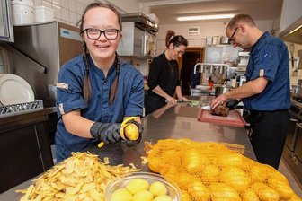 Wie in Tim Mälzers Fernsehshow: Junge Vogtländerin mit Downsyndrom beweist sich als Küchenkraft - Lina Rabe freut sich, dass ihre Arbeit wichtig ist. 20 bis 25 Stunden hilft die 18-Jährige jede Woche im Lokal Juchhöh von Daniel Ufer und Eva Quitzow (hinten). Der Chef ist froh, eine Küchenhilfe gefunden zu haben.