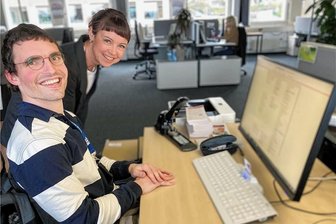 Wie Inklusion im Erzgebirge gelingen kann - Kollegin Susann Wetzel ist im Büro zugleich Patin für Phillip Sonntag. Oft helfen muss sie ihrem ehrgeizigen Kollegen aber nicht. 