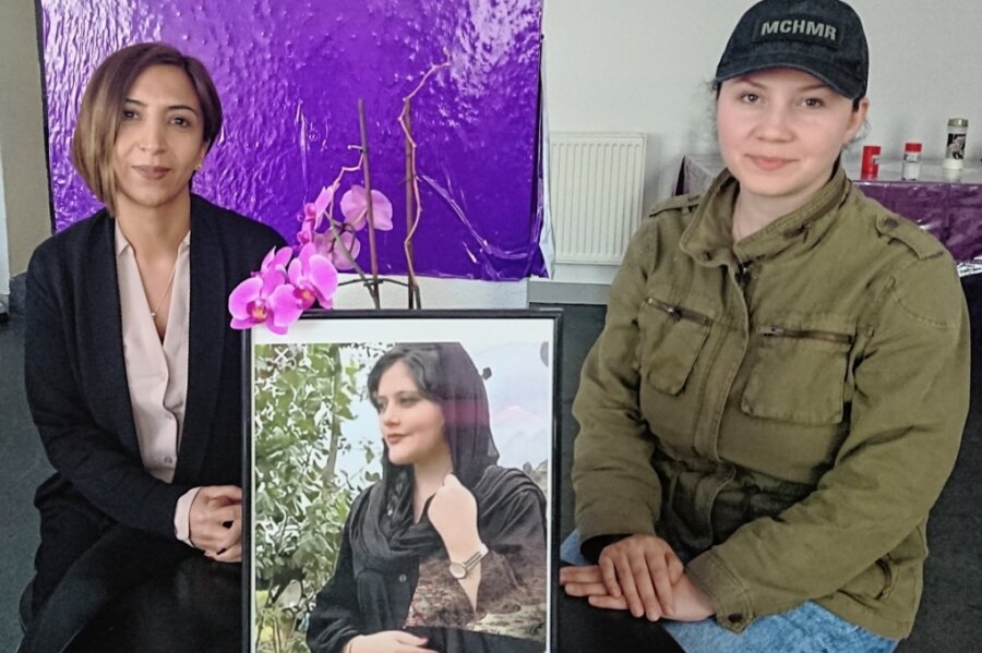 Wie Iranerinnen auf ihre Heimat blicken - Gül Eylem Kaplan (links) und Nazgol Nicole Farhadi mit einem Porträt von Mahsa Amini. Das Reden über den Tod der jungen Iranerin hat auch in Zwickau lebenden Frauen Kraft gegeben. 