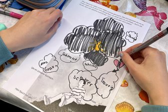 Wie ist das mit dem Sterben? Hospizverein erklärt Kindern im Erzgebirge ein schwieriges Thema - „Was fühlst Du, wenn Du jemanden verlierst?“ – Kinder malen und beschreiben ihre Gefühle.