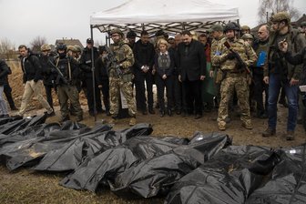 Wie ist der Krieg in der Ukraine zu beenden? Das sagen Wissenschaftler - EU-Kommissions-Präsidentin Ursula von der Leyen machte sich im August 2022 ein Bild der Konsequenzen des Massakers von Budscha.