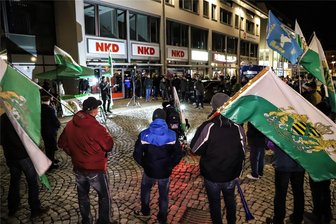 Wie ist es im Erzgebirge um die Demokratie bestellt? Netzwerk will „Rechtsruck“ Stirn bieten - Im Erzgebirge sind auch die als rechtsextrem eingestuften „Freien Sachsen" aktiv. Hier im Bild ist eine Demo der Kleinstpartei im Januar in Aue zu sehen.
