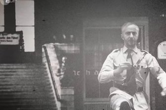 Wie Jan Böhmermann Zwickau ins Fernsehen bringt - Jan Böhmermann erklärt in Nazi-Uniform, warum Schwarzfahren in Deutschland eine Straftat ist. Im Hintergrund: ein Blick in den Zwickauer Hauptbahnhof aus dem Jahr 1935.