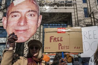 Wie Jeff Bezos die „Washington Post“ demoliert - Hunderte demonstrieren vor dem Verlagssitz der „Washington Post“ gegen die Massenentlassungen. Sie tragen ein Konterfei des Zeitungsbesitzers Jeff Bezos.