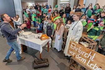 Wie junge Leute in Auerbach mit einem Musical Albert Schweitzer ein Denkmal setzen - Musicalprobe mit Kirchenmusikdirektor Ulrich Meier. 