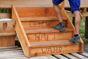Auf einer Treppe des Seehaus e.V. (Leipzig) ist das Motto «Wahr.Haft.Leben.» in Neukieritzsch bei Leipzig eingebrannt.