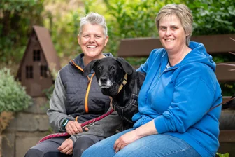 „Wie kann man nur jeden Tag ins Tierheim gehen?“: Mitarbeiter berichten aus 40 Jahren Plauener Tierheim - Hündin Bluna kuschelt gern mit Tierheimleiterin Antje Kausch (rechts) und ihrer Stellvertreterin Sandra Lenk.