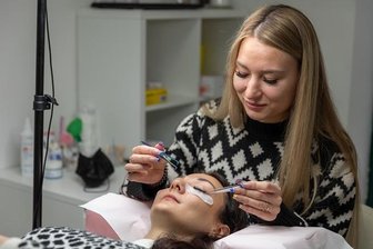 Wie Kateryna in ihrem Auerbacher Kosmetikstudio schöne Augen macht - Eine Ukrainerin wird Geschäftsfrau: Kosmetikerin Kateryna Kotsiura versteht es, ihren Kundinnen die Augen noch schöner zu machen.