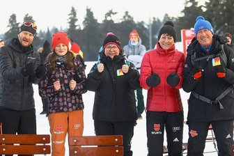 Wie Katharina Hennigs Familie und Weggefährten ihr starkes Olympia-Rennen erlebten - Haben beim Klassisch-Wettkampf über 10 Kilometer von Katharina Hennig mitgefiebert und fest die Daumen gedrückt: Vater Heiko, Schwester Hanna, Vereinspräsidentin Heike Smolinski, Mutter Karen und Opa Jürgen Reichmann (v. l.). 