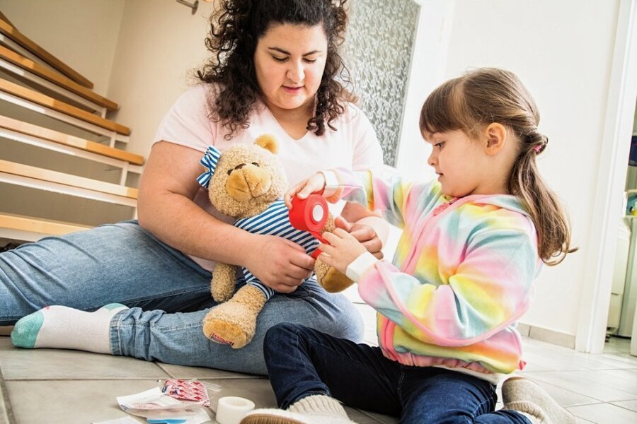 Wie Kinder Erste Hilfe lernen - Wie man eine Wunde verbindet, lässt sich gut an einem Teddy üben. Kinder sind dabei meist hochmotiviert. 