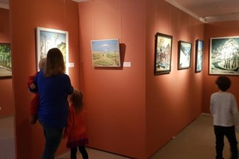 Wie kindgerecht präsentiert sich das Vogtlandmuseum? - Die Landschaftsbilder mit Motiven aus dem Vogtland ermöglichen einen einfachen Zugang für Kinder.