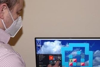 Wie Kirchberg kontinuierlich an einem Haus für alle baut - Administrator Jens Leichsenring installiert das Spielgerät im Rathaus.