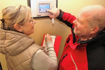 Wie Kirchen durch den Winter kommen wollen - Pfarramtsmitarbeiterin Ilona Stößer und Küster Peter Ziegert behalten das Bedien-Tableau der Heizung in der Geringswalder Kirche genau im Auge. Das System ging 2019 in Betrieb. Foto: Marion Gründler