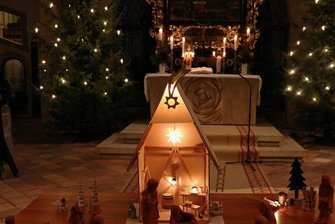 Wie Kirchen in der Region Freiberg für alle offen bleiben - Offene Kirche an Weihnachten 2020 im Freiberger Dom: Die kleine Krippe haben Angehörige des ehemaligen Oberbürgermeisters und Mitglieds im Kirchenvorstand, Konrad Heinze, aus dessen Nachlass der Domgemeinde geschenkt. Voriges Jahr wurde sie erstmals im Dom aufgebaut. 