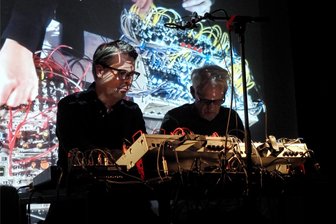 Wie klingt eine Glühlampe? Konzertreihe mit experimenteller Musik im Lehngericht Augustusburg - Das Duo Beispiel mit Frank Bretschneider (r.) und Jan Jelinek eröffnet die Reihe Lehnmusik in Augustusburg.