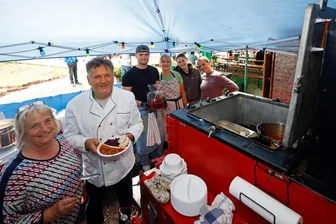 Wie Kochenthusiasten beim kleinen Wüstenbrander Heidelbergfest für große Essensvielfalt sorgen - Helmuth Dubielczyk und seine Mitstreiter sorgen für kulinarische Vielfalt beim Heidelbergfest.