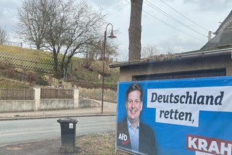 Wie kommen Chemnitzer Umland-Themen künftig in den Bundestag? Antwort vom AfD-Wahlkreis-Gewinner aus Dresden steht aus - Wahlplakat an der Zufahrt zur "Uhlig-Mühle" in Bernsdorf, in der Maximilian Krah seine Wahlparty feierte. Gegenüber der Zufahrt steht noch der Sockel der von Unbekannten jüngst entwendeten Gedenkplatte für Patrick T. Dieser wurde dort vor 25 Jahren von Neonazis erschlagen.