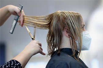 Wie kommen Friseure und Kunden im Erzgebirge mit der 3G-Regel klar? - Maske tragen gehört beim Friseurbesuch für die Kunden inzwischen zum Standard. Aufgrund gestiegener Inzidenz müssen die Inhaber aber auch wieder die 3G-Regel anwenden.