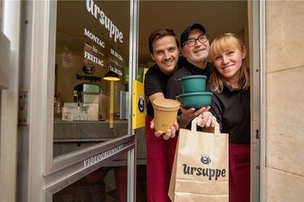 Wie kommen Wirte und Gäste im Vogtland mit der 3G-Regel klar? - Mit Inkrafttreten der 3G-Regel hat die "Ursuppe" in Plauen den Restaurantbetrieb wieder eingestellt. Das Essen kann aber nachhaltig verpackt bei Christopher Eichler, Mick McSorley und Larisa Oberhauser (von links) abgeholt werden. 
