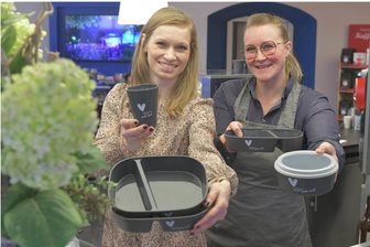 Wie kommt das Silberstadt-Mehrweg-Geschirr in Freiberg an? - Citymanagerin Nicole Schimpke (l.) und Corinna Deißenbeck mit dem Silberstadt-Mehrweg-Geschirr.