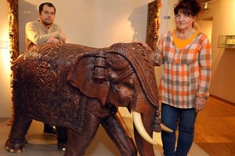 Wie kommt der Elefant raus? Daetz-Centrum in Lichtenstein packt zusammen - Mit sorgenvollen Blicken betrachten Felix Heft und Silke Lohße den über 1000 Kilogramm schweren Elefanten. Das Holztier aus dem Lichtenstein Daetz-Centrum zu transportieren, wird zum Problem.