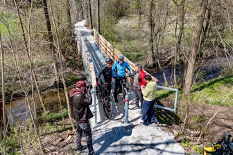 Wie kommt die Nachricht auf den Frühstückstisch - Termin vor Ort: die „Blockline“ - eine touristische Mountainbikestrecke im Erzgebirge - erhält zum Saisonstart 2026 eine neue Brücke in Dorfchemnitz. Anderorts soll ein Stück neu gebaute Strecke wieder abgebaut werden. Siri Klose (rechts) und Eckardt Mildner (links) sind bei der Recherche vor Ort. Siri Klose saß an dem Tag übrigens das erste Mal im Mountainbike-Sattel.
