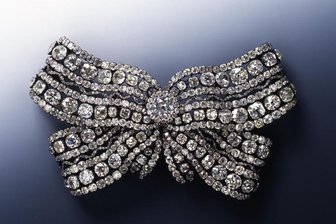 Wie konnten die Einbrecher so leicht an den Schmuck im Grünen Gewälbe gelangen? - Gestohlen: Große Brustschleife der Königin Amalie Auguste.