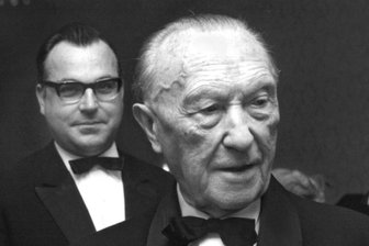 Wie Konrad Adenauer uns in die Renten-Falle trieb: Neue Biografie erklärt dem Osten den ersten BRD-Kanzler - Langer Schatten: CDU-Ikone Konrad Adenauer (rechts) mit „Ziehsohn“ Helmut Kohl im Jahr 1967.
