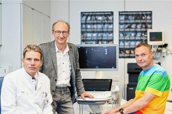 Wie Krebspatient Maik Friedrich von einer Krankenhaus-Kooperation profitierte - Patient Maik Friedrich (rechts) mit seinen Operateuren Professor Jürgen Weitz (links) vom Uniklinikum Dresden und Professor Steffen Pistorius von der Asklepios Klinik Radeberg. 