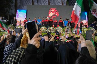 Wie Kriegshelden: Irans Fußball-Auswahl zu WM verabschiedet - Irans Fußball-Nationalmannschaft wird vor der Abreise zum WM-Trainingslager verabschiedet.