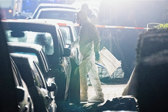 Wie Krimis und soziale Medien die Wahrnehmung beeinflussen - Eine Szene aus dem wirklichen Leben Mitte Dezember in Frankfurt (Main): Beamte der Spurensicherung arbeiten an einem Tatort in der Mainmetropole. Hier war ein Mann auf offener Straße erschossen worden, der Täter ist flüchtig. 
